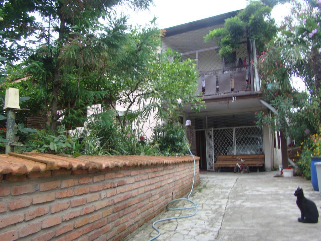 Guest House Temuri Batoemi Buitenkant foto